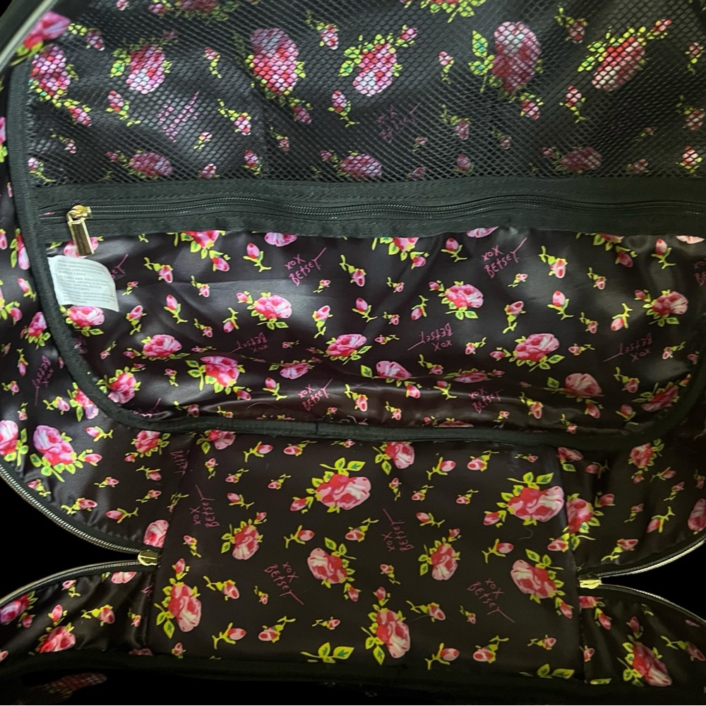 💖 Betsey Johnson Floral Weekend Suitcase 💖 - Picture 4 of 5